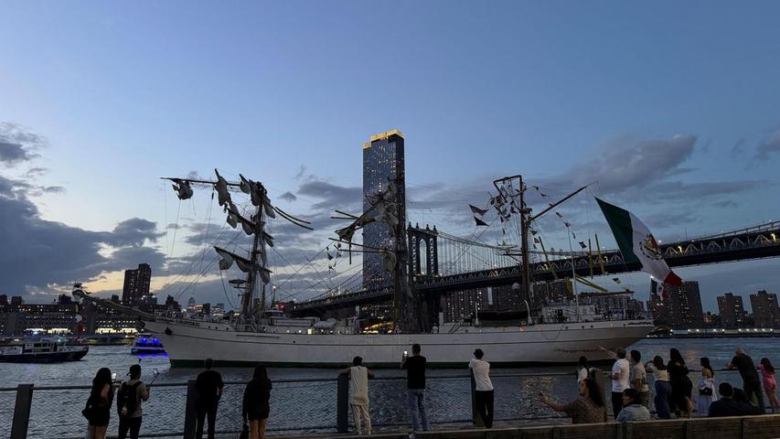 Auf dem Schiff spielten sich dramatische Szenen ab. Auf dem Schiff spielten sich dramatische Szenen ab.