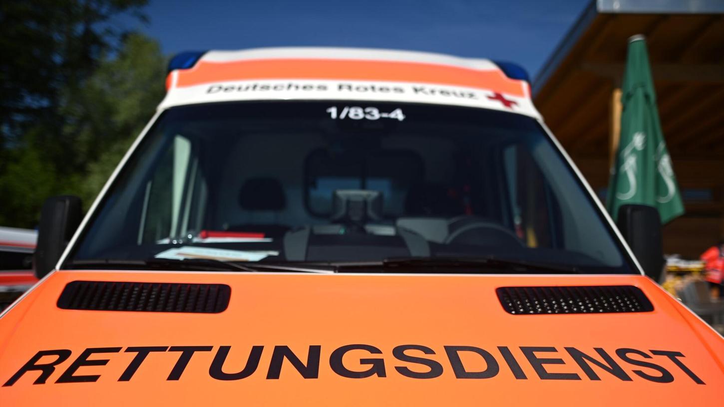 Der Rettungsdienst kümmerte sich um den Verletzten. (Symbolbild) Der Rettungsdienst kümmerte sich um den Verletzten. (Symbolbild)