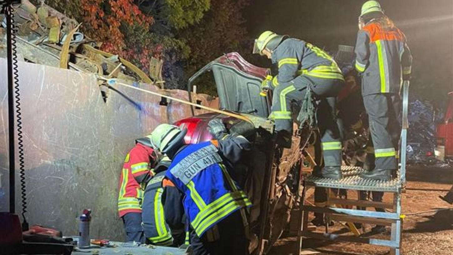 Mit Übungen - wie hier bei einem Archivbild -bereiten sich die Mitglieder der Feuerwehr Gunzenhausen auf den Ernstfall vor. Was bei einem schweren Autounfall zu beachten ist, wird im Rahmen einer öffentlichen Übung gezeigt. Mit Übungen - wie hier bei einem Archivbild -bereiten sich die Mitglieder der Feuerwehr Gunzenhausen auf den Ernstfall vor. Was bei einem schweren Autounfall zu beachten ist, wird im Rahmen einer öffentlichen Übung gezeigt.
