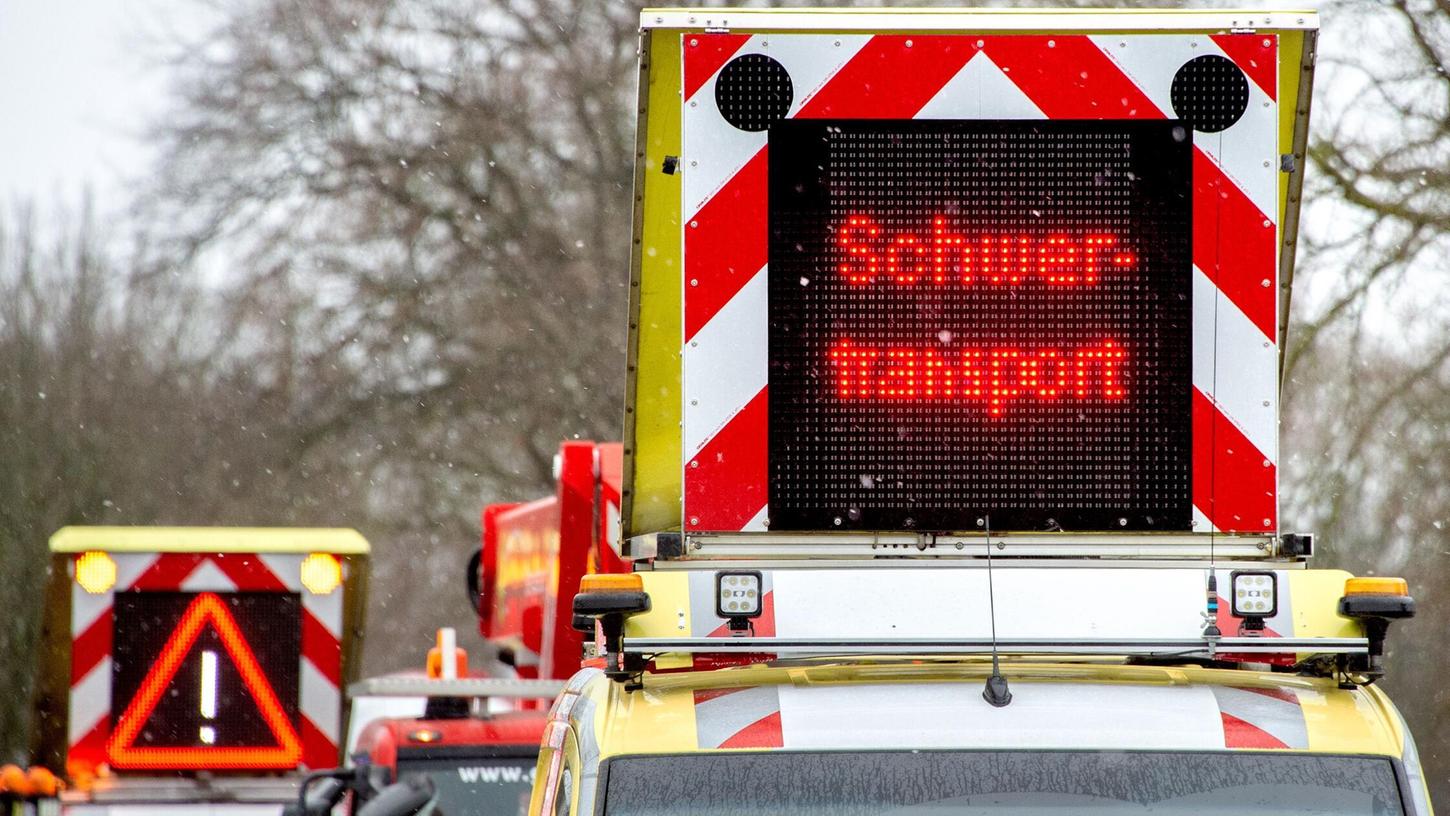 Beim Überholen eines Schwertransports (Symbolbild) auf der A9 bei Bayreuth hat der Fahrer eines Paketfahrzeugs übersehen, dass über die Ladefläche des LKW Eisenteile hinausragten. Beim Überholen eines Schwertransports (Symbolbild) auf der A9 bei Bayreuth hat der Fahrer eines Paketfahrzeugs übersehen, dass über die Ladefläche des LKW Eisenteile hinausragten.