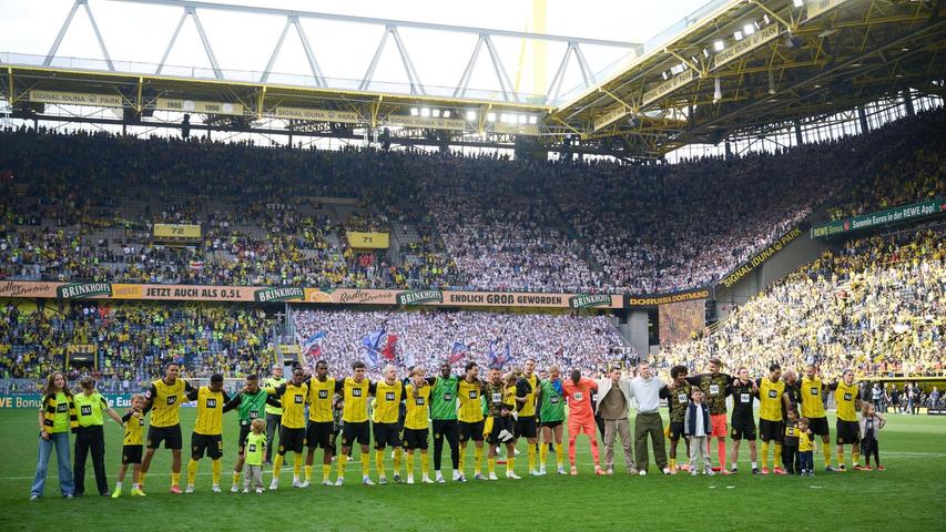 Die Mannschaft konnte die Qualifikation für die Königsklasse mit ihren Fans feiern. Die Mannschaft konnte die Qualifikation für die Königsklasse mit ihren Fans feiern.