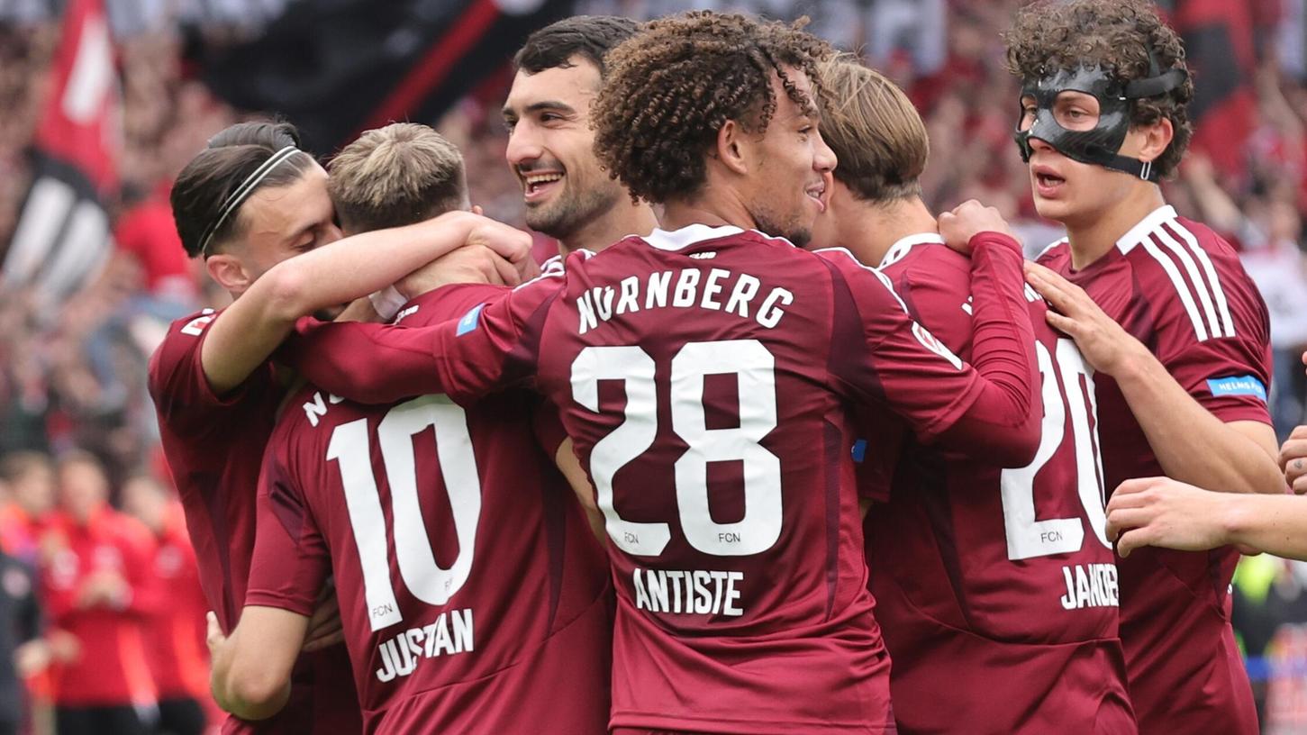 18.05.2025 --- Fussball --- Saison 2024 2025 --- 2. Fussball - Bundesliga --- 34. Spieltag: Eintracht Braunschweig BTSV EBS - 1. FC Nürnberg FCN ( Club ) --- Foto: Sportfoto Zink/DaMa --- xdaxmax --- DFL regulations prohibit any use of photographs as image sequences and/or quasi-video - only for editorial use --- Jubel / Freude / Torjubel nach Tor zum 0:3 - Julian Justvan (10, 1. FC Nürnberg / FCN ) und Mannschaft / Team jubelt freut sich - Torschütze: Julian Justvan (10, 1. FC Nürnberg / FCN ) 18.05.2025 --- Fussball --- Saison 2024 2025 --- 2. Fussball - Bundesliga --- 34. Spieltag: Eintracht Braunschweig BTSV EBS - 1. FC Nürnberg FCN ( Club ) --- Foto: Sportfoto Zink/DaMa --- xdaxmax --- DFL regulations prohibit any use of photographs as image sequences and/or quasi-video - only for editorial use --- Jubel / Freude / Torjubel nach Tor zum 0:3 - Julian Justvan (10, 1. FC Nürnberg / FCN ) und Mannschaft / Team jubelt freut sich - Torschütze: Julian Justvan (10, 1. FC Nürnberg / FCN )