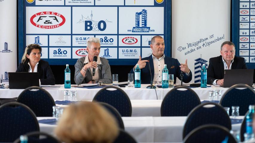 Blicken konsterniert drein: die Präsidiumsmitglieder der DESG. Blicken konsterniert drein: die Präsidiumsmitglieder der DESG.
