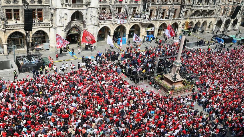 Der Marienplatz mit tausenden Bayern-Fans in Rot und Weiß. Der Marienplatz mit tausenden Bayern-Fans in Rot und Weiß.
