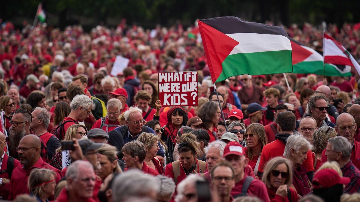 Zehntausende Niederländer verlangen von ihrer Regierung einen schärferen Kurs gegenüber Israel. Zehntausende Niederländer verlangen von ihrer Regierung einen schärferen Kurs gegenüber Israel.