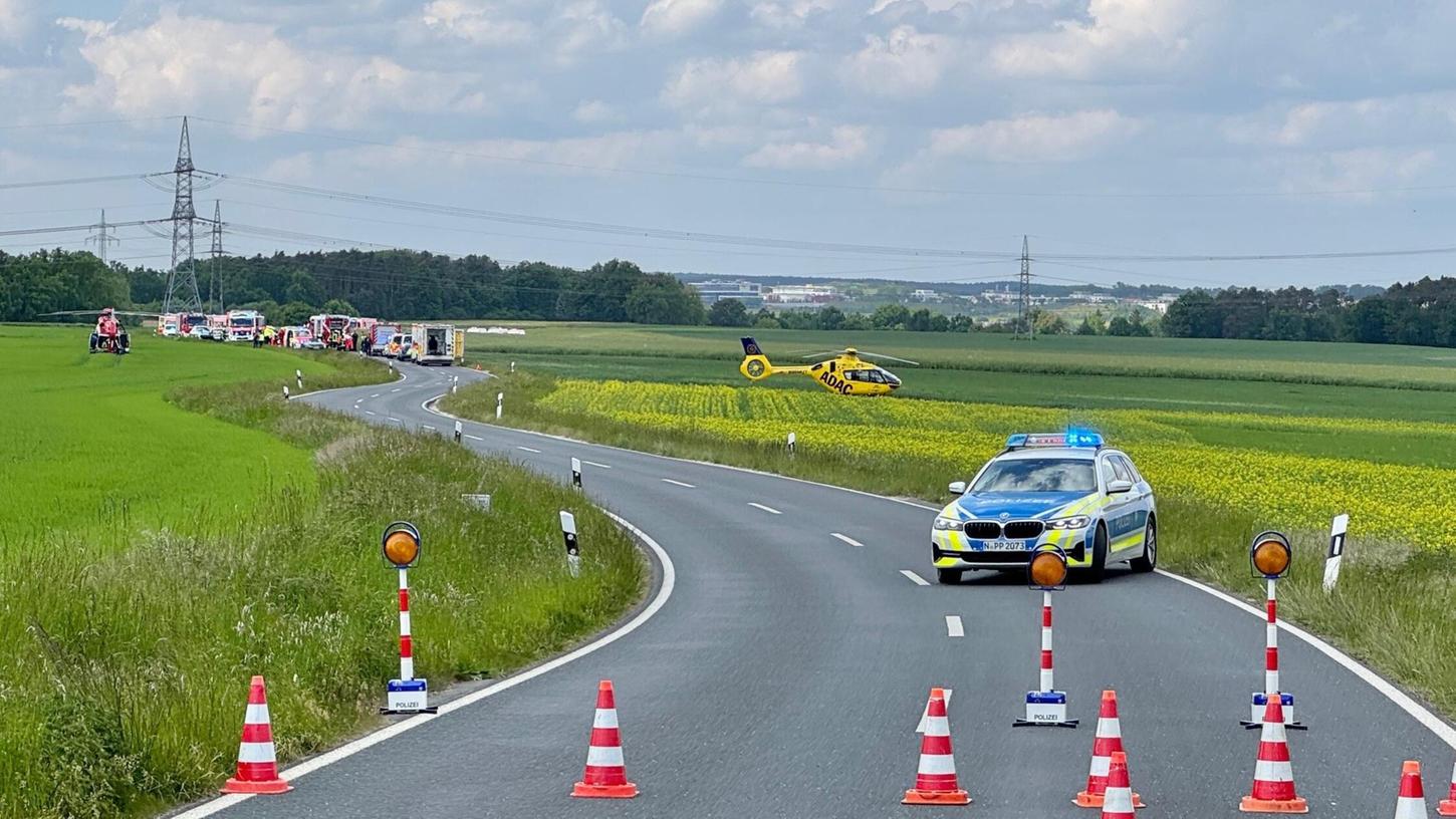 Am Sonntagnachmittag hat es im Mittelfranken einen schweren Verkehrsunfall mit insgesamt fünf beteiligten Personen gegeben. Polizei und Rettungsdienst sind mit einem Großaufgebot ausgerückt. Am Sonntagnachmittag hat es im Mittelfranken einen schweren Verkehrsunfall mit insgesamt fünf beteiligten Personen gegeben. Polizei und Rettungsdienst sind mit einem Großaufgebot ausgerückt.