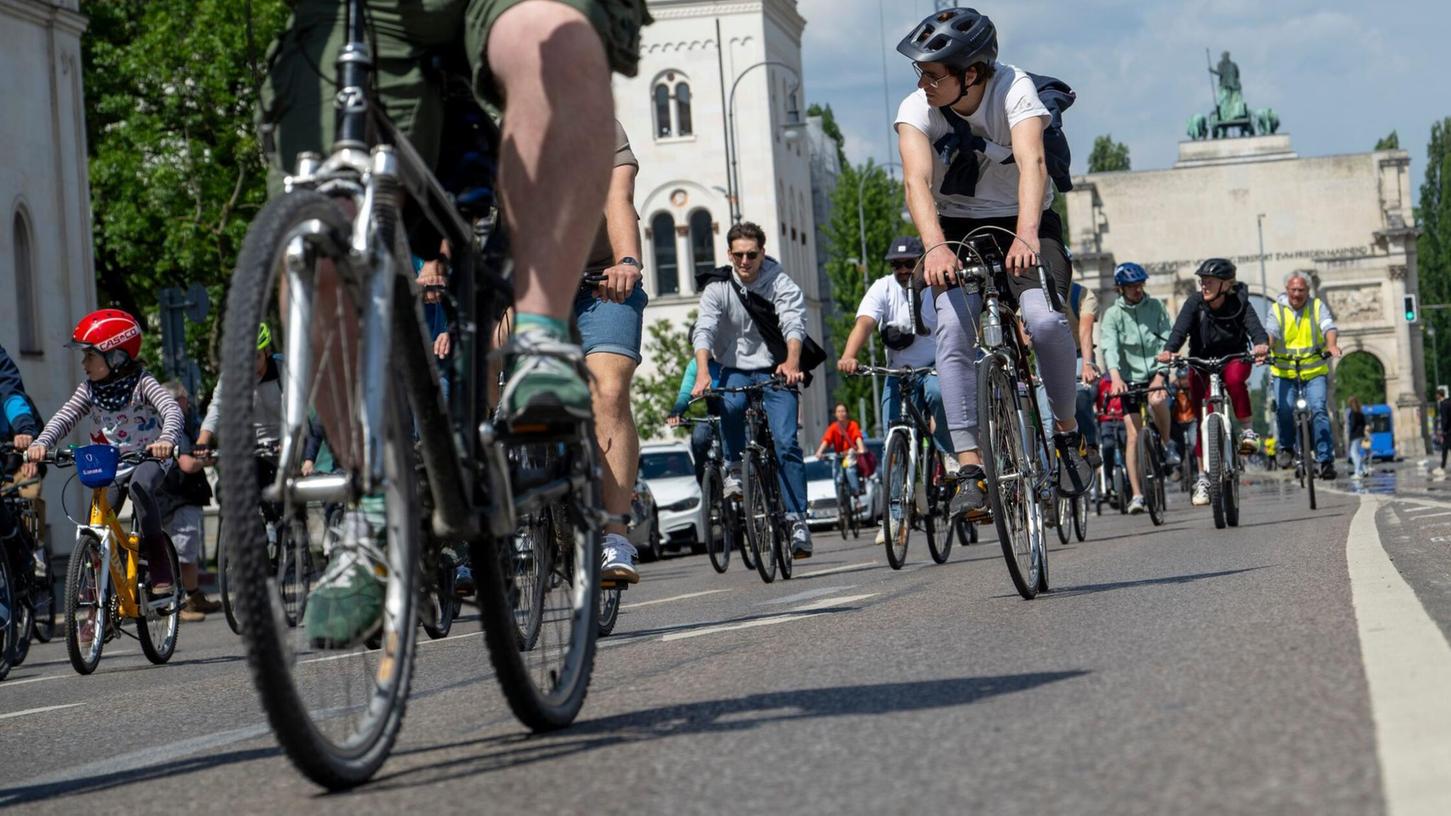 An der Münchner Radlsternfahrt nahmen laut Polizei etwa 5.500 Menschen teil. An der Münchner Radlsternfahrt nahmen laut Polizei etwa 5.500 Menschen teil.