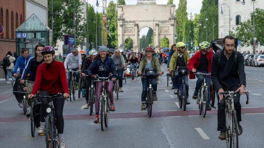 Radler bei der Münchner Sternfahrt für bessere Radwege auf der Ludwigstraße, der historischen Prachtmeile der Landeshauptstadt. Radler bei der Münchner Sternfahrt für bessere Radwege auf der Ludwigstraße, der historischen Prachtmeile der Landeshauptstadt.