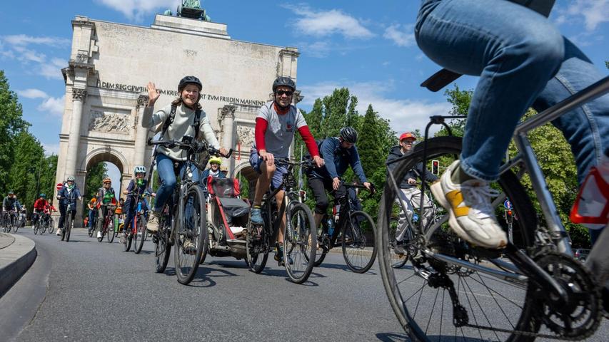 Teilnehmerinnen und Teilnehmer der Münchner Radlsternfahrt vor dem Siegestor. Teilnehmerinnen und Teilnehmer der Münchner Radlsternfahrt vor dem Siegestor.