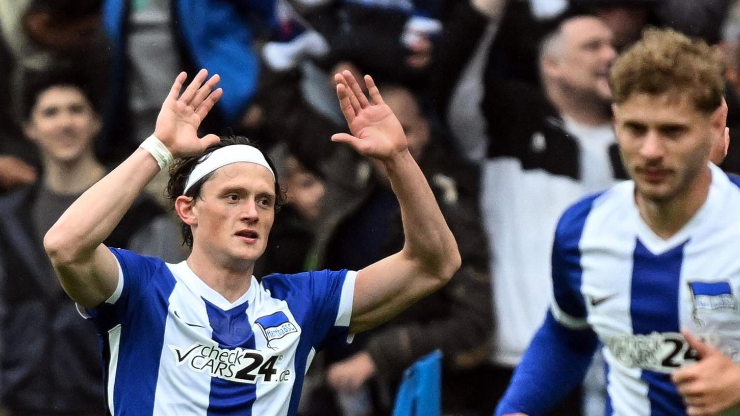 Herthas Fabian Reese (l) gab erst seine Vertragsverlängerung bekannt und erzielte dann den Ausgleich für die Berliner. Herthas Fabian Reese (l) gab erst seine Vertragsverlängerung bekannt und erzielte dann den Ausgleich für die Berliner.