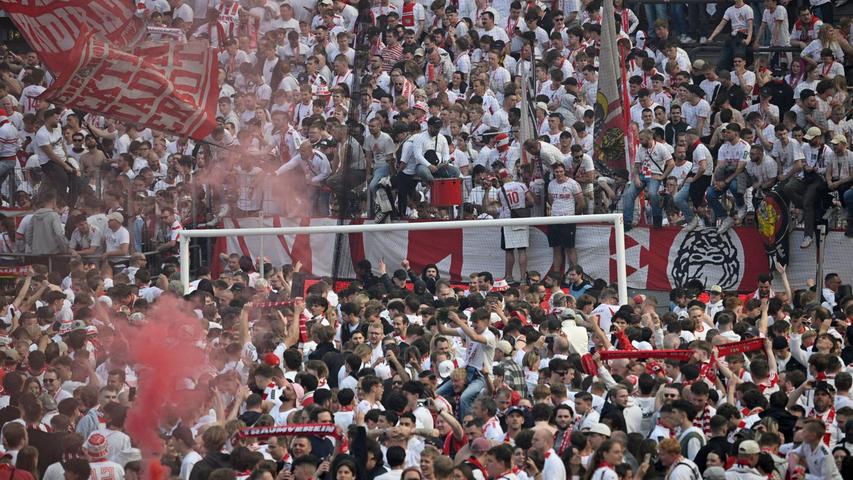Köln feiert den Aufstieg. Köln feiert den Aufstieg.