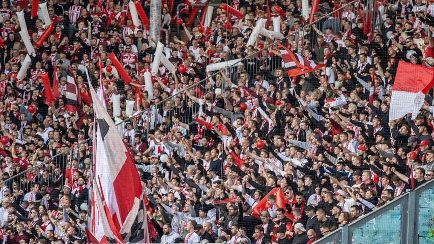 3.000 Fans aus Düsseldorf sind mit nach Magdeburg gereist, um die Fortunen zu unterstützen. 3.000 Fans aus Düsseldorf sind mit nach Magdeburg gereist, um die Fortunen zu unterstützen.