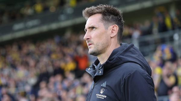 Miroslav Klose nimmt drei Veränderungen in der Startelf vor: Christian Mathenia ersetzt den verletzten Michal Kukucka, Ondrej Karafiat kommt für den gelbgesperrten Tim Drexler ins Spiel. Berkay Yilmaz nimmt den Platz von Rafael Lubach im offensiven Mittelfeld ein, dafür beackert Danilo Soares die linke Schiene.