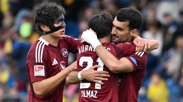 Woran es bei Eintracht Braunschweig hapert, ist symptomatisch beim vierten Nürnberger Treffer zu sehen. Die Löwen stehen zum Einen brutal offen, sodass Emreli in aussichtsreicher Position an den Ball kommt. Obwohl der Aserbaidschaner gegen zwei Verteidiger in Unterzahl ist, kann er sich mit nur einem Haken den nötigen Raum schaffen und den Ball ins lange Eck zirkeln. Kein Druck, große Räume, viele Fehler - und ein 1. FC Nürnberg, der ebendiese Braunschweiger Nachlässigkeiten im ersten Durchgang gnaden- und mühelos ausnutzt.