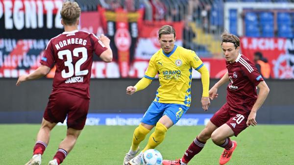 Mit einer absolut verdienten 4:0-Führung gegen desolate Löwen, die bereits im ersten Durchgang dreimal gewechselt haben, geht es in die Pause. Ex-Nürnberger Lino Tempelmann ist bis hierhin der einzige BTSV-Akteur, der ansatzweise Impulse setzen kann.