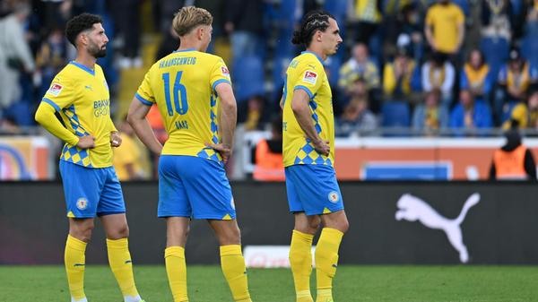 Braunschweig startet etwas verbessert in den zweiten Durchgang und kommt kurz nach der Pause zu einem Pfostentreffer - dem zweiten Alutreffer der Niedersachsen in diesem Spiel. Die Hausherren leisten nun etwas mehr Gegenwehr, sind aber dennoch zu harmlos und defensiv zu anfällig, um den Club vor Probleme zu stellen.