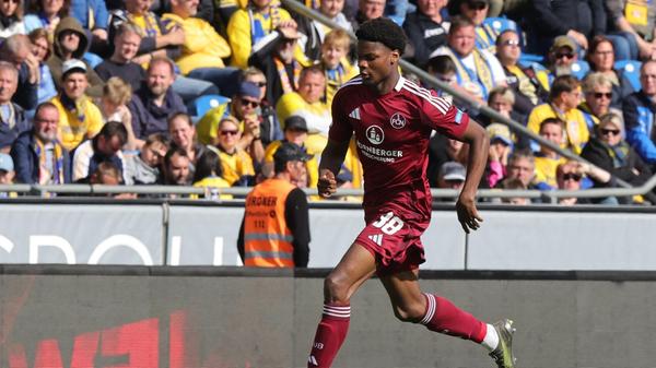 Während eine Karriere in Braunschweig endet, beginnt eine neue Laufbahn: Winners Osawe feiert sein Zweitliga-Debüt im Trikot des 1. FC Nürnberg.