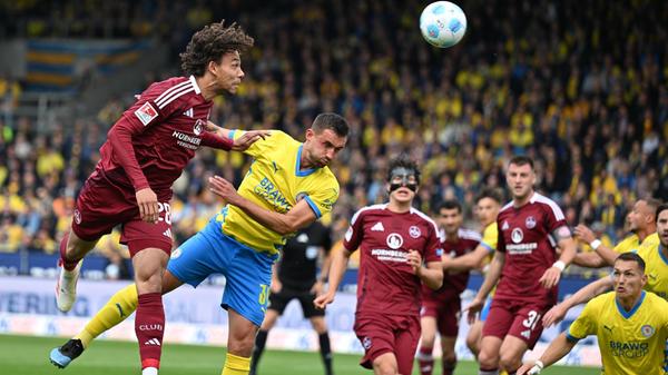 Das eine Team kann nicht, das andere muss nicht. Die Zuschauer, die trotz des klaren Spielstandes bis zum Schluss im Eintracht-Stadion geblieben sind, sehen eine recht uninspirierte zweite Hälfte. Dem Club bieten sich zwar noch manche Chancen, die er aber vergab. Braunschweig hingegen bringt nach einem kurzen Aufbäumen zu Wiederbeginn inzwischen wenig auf die Kette.