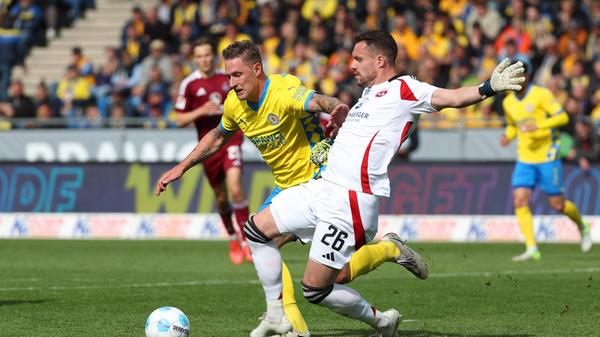 Dass die Hausherren dann trotzdem treffen, haben sie dem 1. FC Nürnberg zu verdanken. Julian Justvan springt in eine Flanke, die Christian Mathenia locker hätte pflücken können. Über dieses unglückliche Abstimmungsproblem fällt der Ball vor die Füße von Sebastian Polter, der ins leere Tor einnetzt und den Ehrentreffer besorgt.
