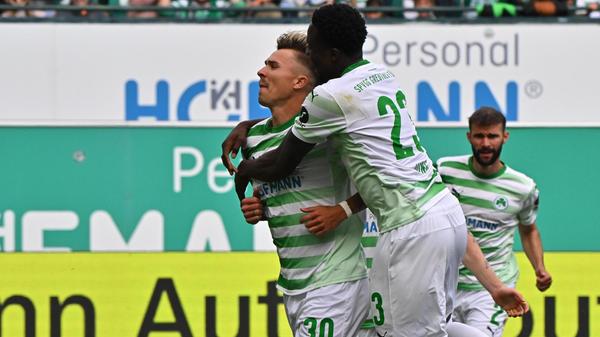 18.05.2025 --- Fussball --- Saison 2024 2025 --- 2. Fussball - Bundesliga --- 34. Spieltag: SpVgg Greuther Fürth ( Kleeblatt ) - Hamburger HSV Hamburg HSV --- Foto: Sportfoto Zink/MeZi --- xmexzix --- DFL regulations prohibit any use of photographs as image sequences and/or quasi-video - only for editorial use --- Torjubel Jubel Freude nach Treffer Tor Torschuß zum 2:1 durch Felix Klaus (30, SpVgg Greuther Fürth )
