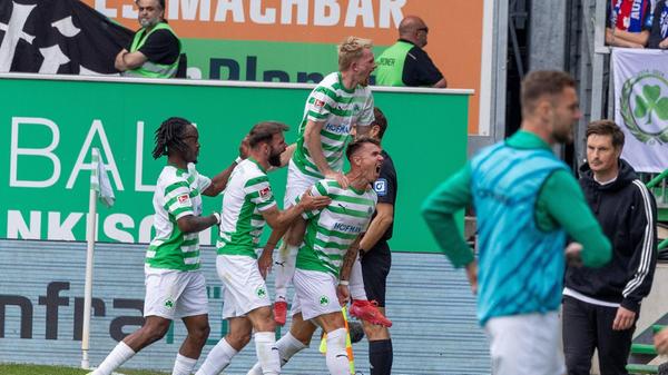 Jubel der Mannschaft nach dem 1:0 durch Felix Klaus 30 Spvgg Greuther Fuerth, Spvgg Greuther Fuerth vs. Hamburger SV Fussball, 2. Bundesliga, DFL, Saison 2024/2025, Rueckrunde, 34. Spieltag, 18.05.2025 DFB regulations prohibit any use of photographs as image sequences and/or quasi-video *** Team cheers after the 1 0 by Felix Klaus 30 Spvgg Greuther Fuerth , Spvgg Greuther Fuerth vs Hamburger SV Football, 2 Bundesliga, DFL, Saison 2024 2025, Rueckrunde, 34 Spieltag, 18 05 2025 DFB regulations prohibit any use of photographs as image sequences and or quasi video Copyright: xkolbert-press/MartinxAgüerax