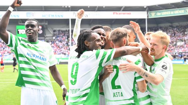 18.05.2025 --- Fussball --- Saison 2024 2025 --- 2. Fussball - Bundesliga --- 34. Spieltag: SpVgg Greuther Fürth ( Kleeblatt ) - Hamburger HSV Hamburg HSV --- Foto: Sportfoto Zink/WoZi --- xwoxzix --- DFL regulations prohibit any use of photographs as image sequences and/or quasi-video - only for editorial use --- Torjubel Jubel Freude nach Treffer Tor Torschuß zum 2:! durch Felix Klaus (30, SpVgg Greuther Fürth ) - Torjubel Jubel Freude nach Treffer Tor Torschuß zum 2:! durch Felix Klaus (30, SpVgg Greuther Fürth ) -
