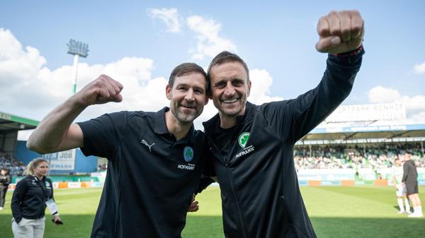 18.05.2025 --- Fussball --- Saison 2024 2025 --- 2. Fussball - Bundesliga --- 34. Spieltag: SpVgg Greuther Fürth ( Kleeblatt ) - Hamburger HSV Hamburg HSV --- Foto: Sportfoto Zink/WoZi --- xwoxzix --- DFL regulations prohibit any use of photographs as image sequences and/or quasi-video - only for editorial use --- Thomas Kleine ( Trainer SpVgg Greuther Fürth ) Milorad Pekovic ( Co-Trainer SpVgg Greuther Fürth ) Jubel Freude ballt Faust / Fäuste nach Spielende