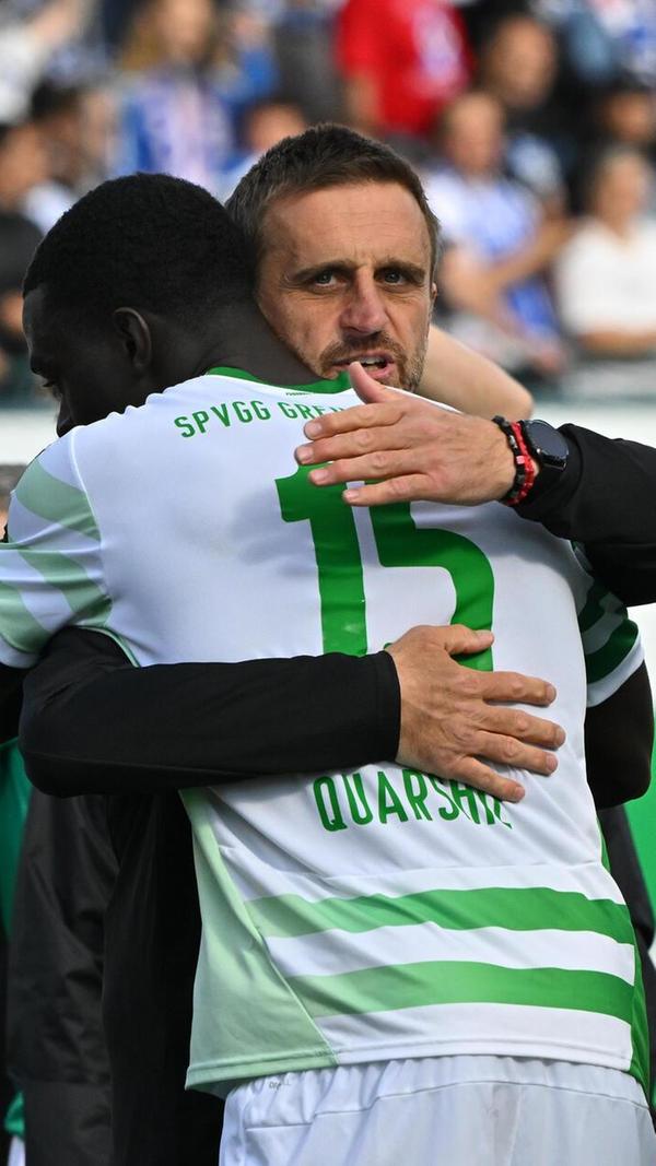 18.05.2025 --- Fussball --- Saison 2024 2025 --- 2. Fussball - Bundesliga --- 34. Spieltag: SpVgg Greuther Fürth ( Kleeblatt ) - Hamburger HSV Hamburg HSV --- Foto: Sportfoto Zink/MeZi --- xmexzix --- DFL regulations prohibit any use of photographs as image sequences and/or quasi-video - only for editorial use --- Joshua Quarshie (15, SpVgg Greuther Fürth ) Milorad Pekovic ( Co-Trainer SpVgg Greuther Fürth ) Jubel Freude nach Spielende