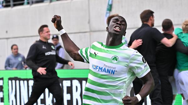 18.05.2025 --- Fussball --- Saison 2024 2025 --- 2. Fussball - Bundesliga --- 34. Spieltag: SpVgg Greuther Fürth ( Kleeblatt ) - Hamburger HSV Hamburg HSV --- Foto: Sportfoto Zink/MeZi --- xmexzix --- DFL regulations prohibit any use of photographs as image sequences and/or quasi-video - only for editorial use --- Joshua Quarshie (15, SpVgg Greuther Fürth ) Jubel Freude