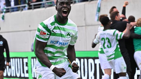 18.05.2025 --- Fussball --- Saison 2024 2025 --- 2. Fussball - Bundesliga --- 34. Spieltag: SpVgg Greuther Fürth ( Kleeblatt ) - Hamburger HSV Hamburg HSV --- Foto: Sportfoto Zink/MeZi --- xmexzix --- DFL regulations prohibit any use of photographs as image sequences and/or quasi-video - only for editorial use --- Joshua Quarshie (15, SpVgg Greuther Fürth ) Jubel Freude ballt Faust / Fäuste