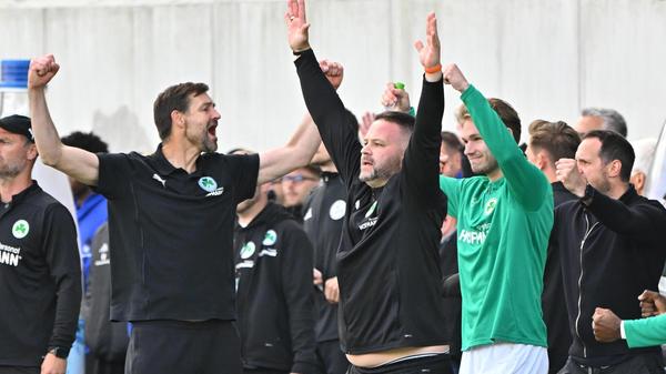 18.05.2025 --- Fussball --- Saison 2024 2025 --- 2. Fussball - Bundesliga --- 34. Spieltag: SpVgg Greuther Fürth ( Kleeblatt ) - Hamburger HSV Hamburg HSV --- Foto: Sportfoto Zink/MeZi --- xmexzix --- DFL regulations prohibit any use of photographs as image sequences and/or quasi-video - only for editorial use --- Jubel Freude nach Spielende Thomas Kleine ( Trainer SpVgg Greuther Fürth ) Daniel Wiegand (Team-Koordinator Zeugwart SpVgg Greuther Fürth ) Marco John (24, SpVgg Greuther Fürth )