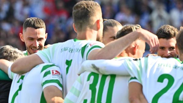 18.05.2025 --- Fussball --- Saison 2024 2025 --- 2. Fussball - Bundesliga --- 34. Spieltag: SpVgg Greuther Fürth ( Kleeblatt ) - Hamburger HSV Hamburg HSV --- Foto: Sportfoto Zink/MeZi --- xmexzix --- DFL regulations prohibit any use of photographs as image sequences and/or quasi-video - only for editorial use --- Branimir Hrgota (10, SpVgg Greuther Fürth ) und Co Jubel Freude nach Spielende