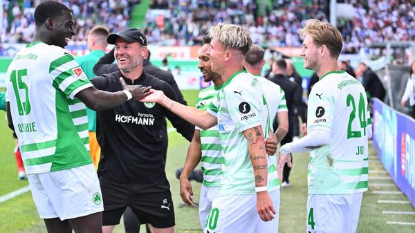 18.05.2025 --- Fussball --- Saison 2024 2025 --- 2. Fussball - Bundesliga --- 34. Spieltag: SpVgg Greuther Fürth ( Kleeblatt ) - Hamburger HSV Hamburg HSV --- Foto: Sportfoto Zink/WoZi --- xwoxzix --- DFL regulations prohibit any use of photographs as image sequences and/or quasi-video - only for editorial use --- Torjubel Jubel Freude nach Treffer Tor Torschuß zum 3:1 durch Felix Klaus (30, SpVgg Greuther Fürth ) - Joshua Quarshie (15, SpVgg Greuther Fürth ) Marco Konrad (Co-Trainer SpVgg Greuther Fürth ) Julian Green (37, SpVgg Greuther Fürth ) Felix Klaus (30, SpVgg Greuther Fürth ) Marco John (24, SpVgg Greuther Fürth )