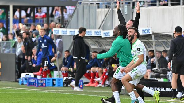 18.05.2025 --- Fussball --- Saison 2024 2025 --- 2. Fussball - Bundesliga --- 34. Spieltag: SpVgg Greuther Fürth ( Kleeblatt ) - Hamburger HSV Hamburg HSV --- Foto: Sportfoto Zink/MeZi --- xmexzix --- DFL regulations prohibit any use of photographs as image sequences and/or quasi-video - only for editorial use --- Simon Asta (2, SpVgg Greuther Fürth ) Noel Futkeu (9, SpVgg Greuther Fürth ) Jubel Freude nach Spielende