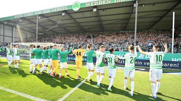 18.05.2025 --- Fussball --- Saison 2024 2025 --- 2. Fussball - Bundesliga --- 34. Spieltag: SpVgg Greuther Fürth ( Kleeblatt ) - Hamburger HSV Hamburg HSV --- Foto: Sportfoto Zink/WoZi --- xwoxzix --- DFL regulations prohibit any use of photographs as image sequences and/or quasi-video - only for editorial use --- Mannschaft Team Fürth - Jubel Freude Jubeklette vor Greutherfürthfans Fans Fanblock Kleeblattfans nach Spielende