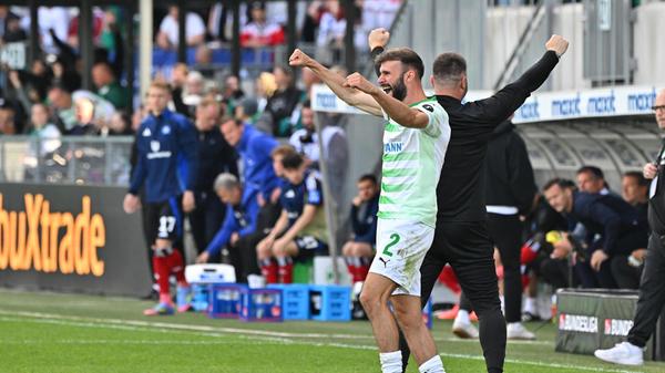 18.05.2025 --- Fussball --- Saison 2024 2025 --- 2. Fussball - Bundesliga --- 34. Spieltag: SpVgg Greuther Fürth ( Kleeblatt ) - Hamburger HSV Hamburg HSV --- Foto: Sportfoto Zink/MeZi --- xmexzix --- DFL regulations prohibit any use of photographs as image sequences and/or quasi-video - only for editorial use --- Simon Asta (2, SpVgg Greuther Fürth ) Jubel Freude nach Spielende