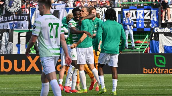18.05.2025 --- Fussball --- Saison 2024 2025 --- 2. Fussball - Bundesliga --- 34. Spieltag: SpVgg Greuther Fürth ( Kleeblatt ) - Hamburger HSV Hamburg HSV --- Foto: Sportfoto Zink/MeZi --- xmexzix --- DFL regulations prohibit any use of photographs as image sequences and/or quasi-video - only for editorial use --- Gideon Jung ( 23, SpVgg Greuther Fürth ) Noah Loosli (25, SpVgg Greuther Fürth ) Jubel Freude nach Spielende