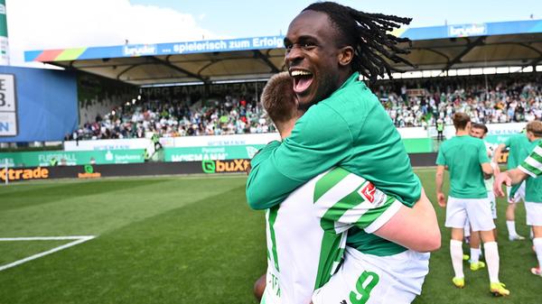 18.05.2025 --- Fussball --- Saison 2024 2025 --- 2. Fussball - Bundesliga --- 34. Spieltag: SpVgg Greuther Fürth ( Kleeblatt ) - Hamburger HSV Hamburg HSV --- Foto: Sportfoto Zink/WoZi --- xwoxzix --- DFL regulations prohibit any use of photographs as image sequences and/or quasi-video - only for editorial use --- Noel Futkeu (9, SpVgg Greuther Fürth ) Jubel Freude nach Spielende