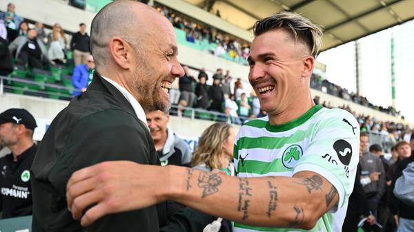 18.05.2025 --- Fussball --- Saison 2024 2025 --- 2. Fussball - Bundesliga --- 34. Spieltag: SpVgg Greuther Fürth ( Kleeblatt ) - Hamburger HSV Hamburg HSV --- Foto: Sportfoto Zink/WoZi --- xwoxzix --- DFL regulations prohibit any use of photographs as image sequences and/or quasi-video - only for editorial use --- Holger Schwiewagner (Geschäftsführer / Vizepräsident SpVgg Greuther Fürth ) Felix Klaus (30, SpVgg Greuther Fürth ) Jubel Freude nach Spielende