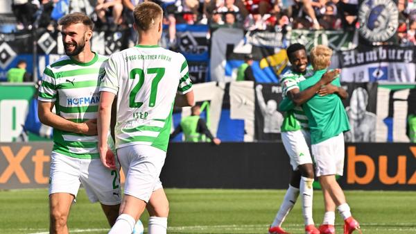 18.05.2025 --- Fussball --- Saison 2024 2025 --- 2. Fussball - Bundesliga --- 34. Spieltag: SpVgg Greuther Fürth ( Kleeblatt ) - Hamburger HSV Hamburg HSV --- Foto: Sportfoto Zink/MeZi --- xmexzix --- DFL regulations prohibit any use of photographs as image sequences and/or quasi-video - only for editorial use --- Simon Asta (2, SpVgg Greuther Fürth ) Gian Luca Gian-Luca Itter (27, SpVgg Greuther Fürth ) Gideon Jung ( 23, SpVgg Greuther Fürth ) Jomaine Consbruch (14, SpVgg Greuther Fürth ) Jubel Freude nach Spielende
