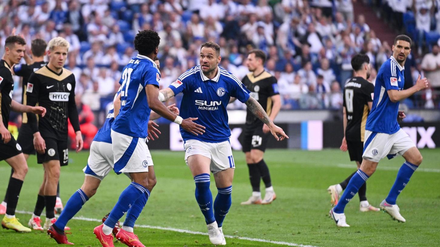 Profi-Comeback am letzten Spieltag: Der ehemalige Bundesliga-Stürmer Pierre-Michel Lasogga (M), der mittlerweile normalerweise für Schalke II in der Regionalliga spielt, wurde von den Schalker Fans gefeiert. Profi-Comeback am letzten Spieltag: Der ehemalige Bundesliga-Stürmer Pierre-Michel Lasogga (M), der mittlerweile normalerweise für Schalke II in der Regionalliga spielt, wurde von den Schalker Fans gefeiert.