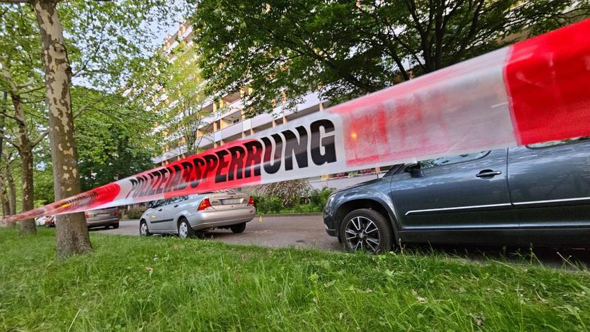 Attacke in Halle: Drei Menschen mit Stichverletzungen Attacke in Halle: Drei Menschen mit Stichverletzungen