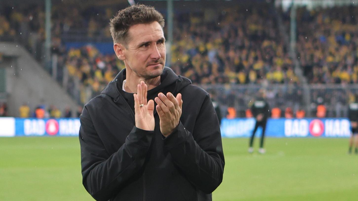 Applaus für die Leistung seiner Truppe: Miroslav Klose zeigte sich mit dem Auftritt seiner Jungs in Braunschweig sehr zufrieden. Applaus für die Leistung seiner Truppe: Miroslav Klose zeigte sich mit dem Auftritt seiner Jungs in Braunschweig sehr zufrieden.