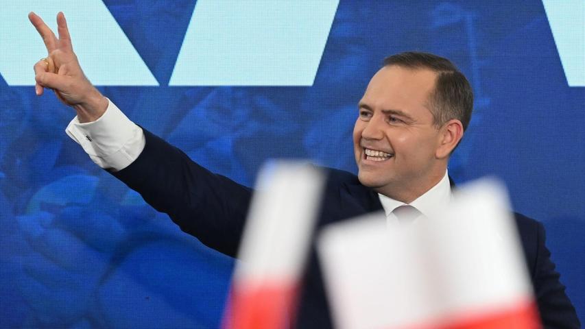 Der Kandidat Karol Nawrocki von der nationalkonservativen PiS muss im Rennen um Polens Präsidentschaft in die Stichwahl. Der Kandidat Karol Nawrocki von der nationalkonservativen PiS muss im Rennen um Polens Präsidentschaft in die Stichwahl.