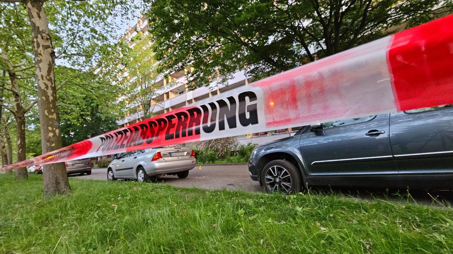 Die Polizei sperrte den Tatort in der Innenstadt von Halle am Sonntagabend weiträumig ab. Die Polizei sperrte den Tatort in der Innenstadt von Halle am Sonntagabend weiträumig ab.