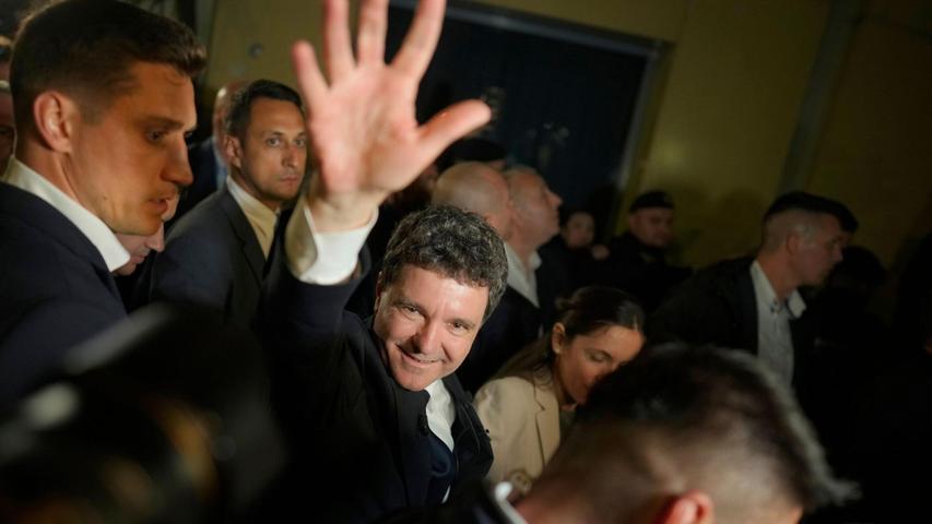 Nach Auszählung der Stimmen fast aller Wahllokale lag Dan uneinholbar vor dem Rechtspopulisten Simion. Nach Auszählung der Stimmen fast aller Wahllokale lag Dan uneinholbar vor dem Rechtspopulisten Simion.