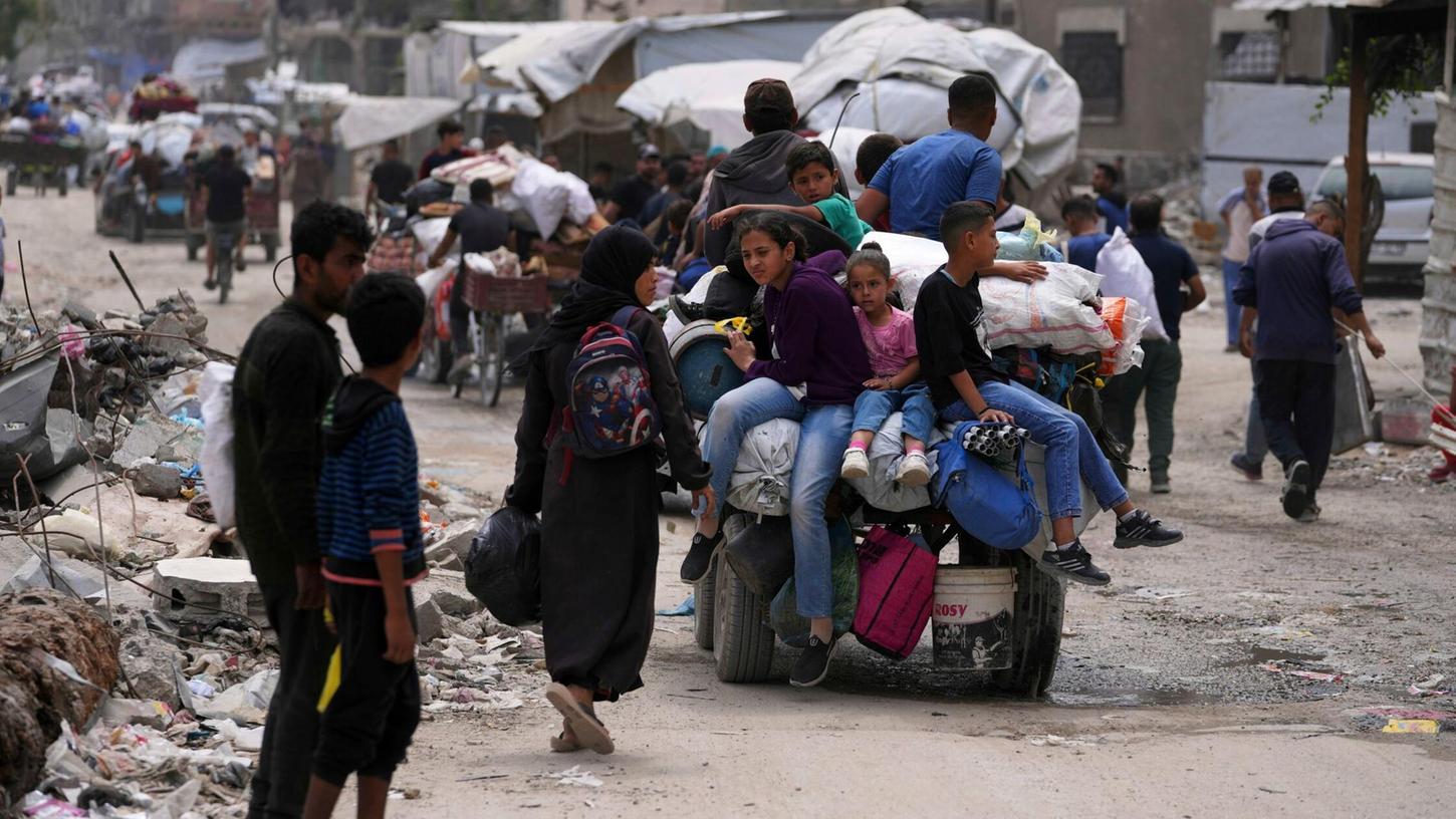 Israels neue Großoffensive zwingt die Menschen in Gaza erneut zur Flucht innerhalb des abgeriegelten Küstenstreifens. Israels neue Großoffensive zwingt die Menschen in Gaza erneut zur Flucht innerhalb des abgeriegelten Küstenstreifens.