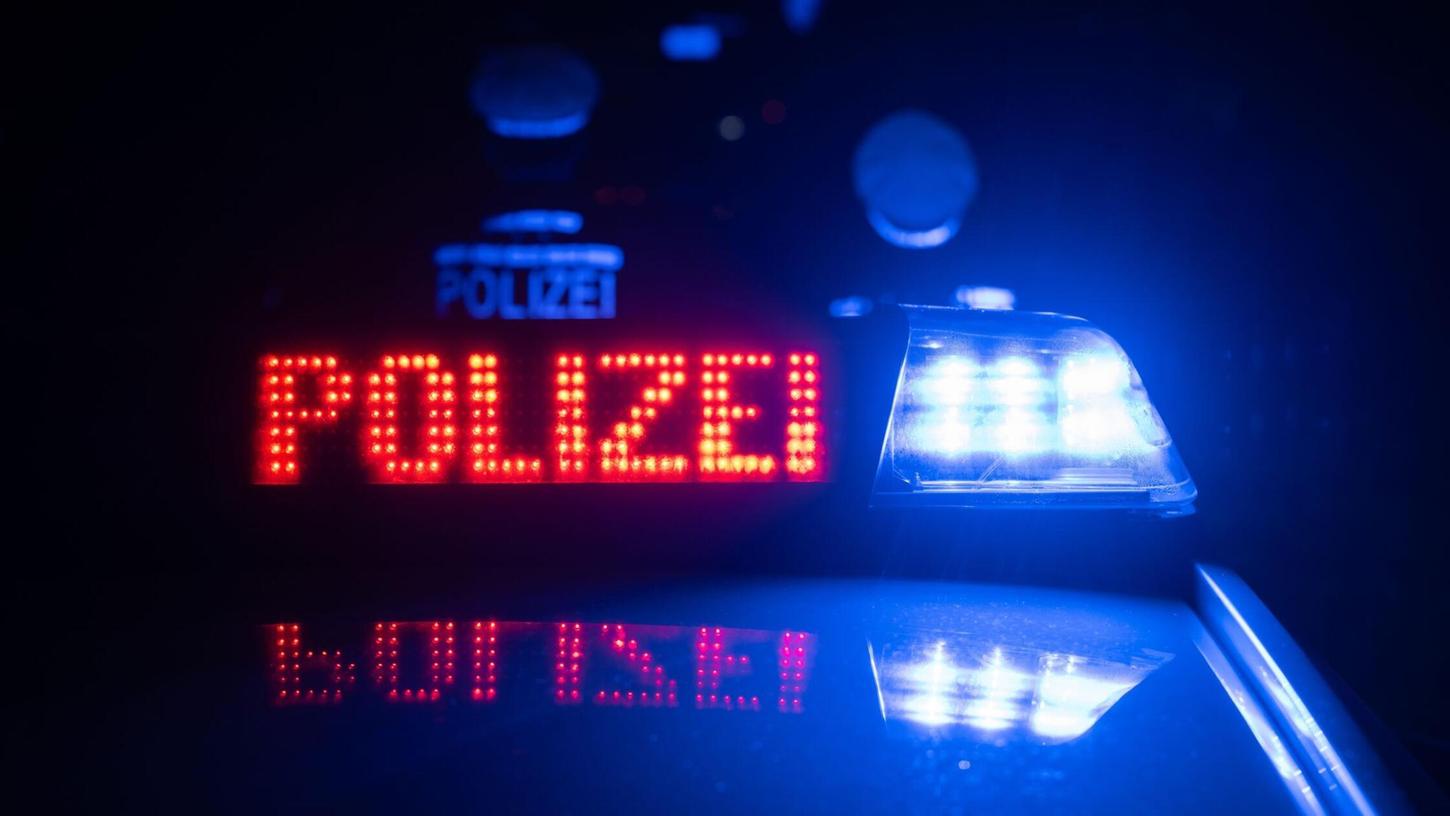 Eine 29-jährige Frau ist betrunken und ohne Führerschein vor der Polizei geflüchtet. (Symbolbild) Eine 29-jährige Frau ist betrunken und ohne Führerschein vor der Polizei geflüchtet. (Symbolbild)