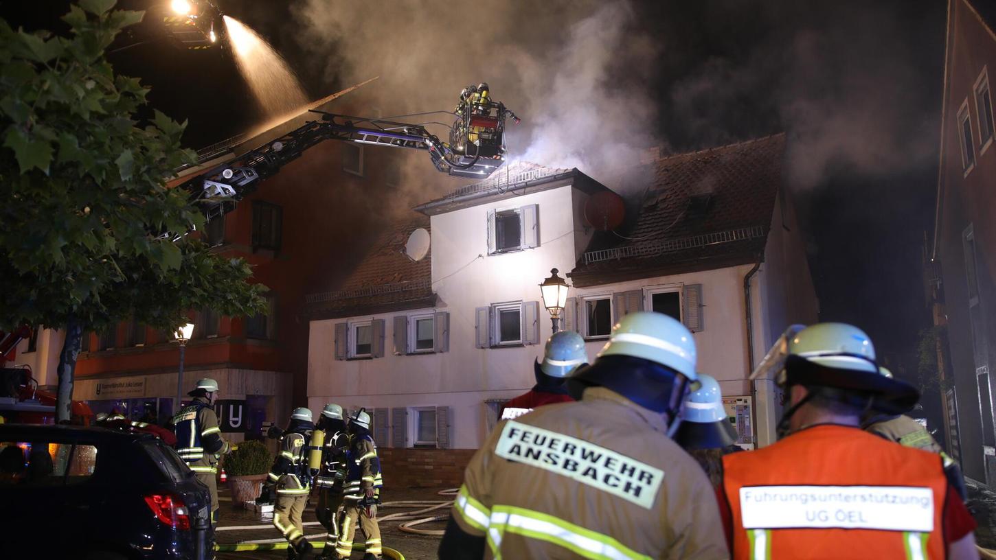 Die Feuerwehr war mit 180 Kräften im Einsatz. Die Feuerwehr war mit 180 Kräften im Einsatz.
