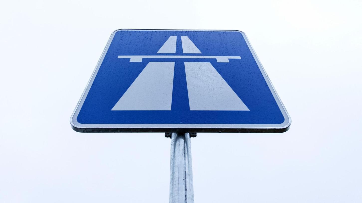 Weil die Fahrbahn erneuert wird, kommt es in den kommenden Wochen zu mehreren Sperrungen auf der Autobahn 93. (Symbolbild) Weil die Fahrbahn erneuert wird, kommt es in den kommenden Wochen zu mehreren Sperrungen auf der Autobahn 93. (Symbolbild)